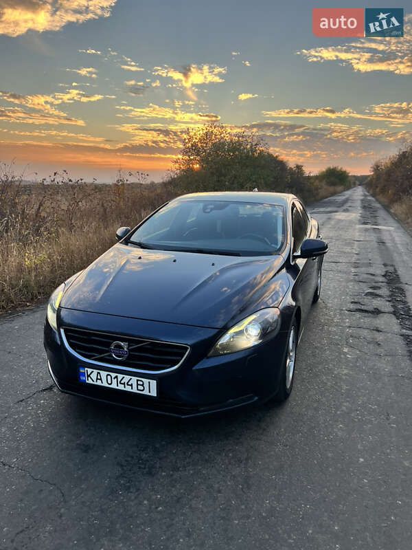 Хэтчбек Volvo V40 2013 в 