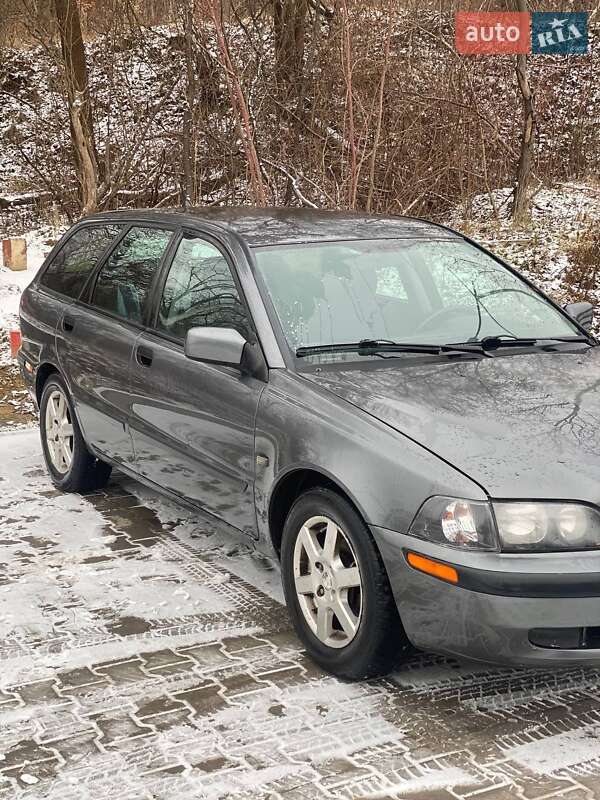 Універсал Volvo V40 2000 в Львові