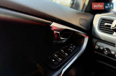 Хэтчбек Volvo V40 2013 в 