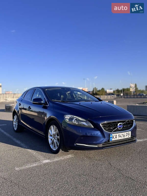Хэтчбек Volvo V40 2014 в Киеве