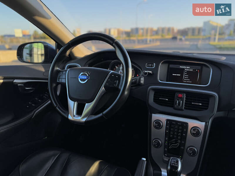 Хэтчбек Volvo V40 2014 в Киеве