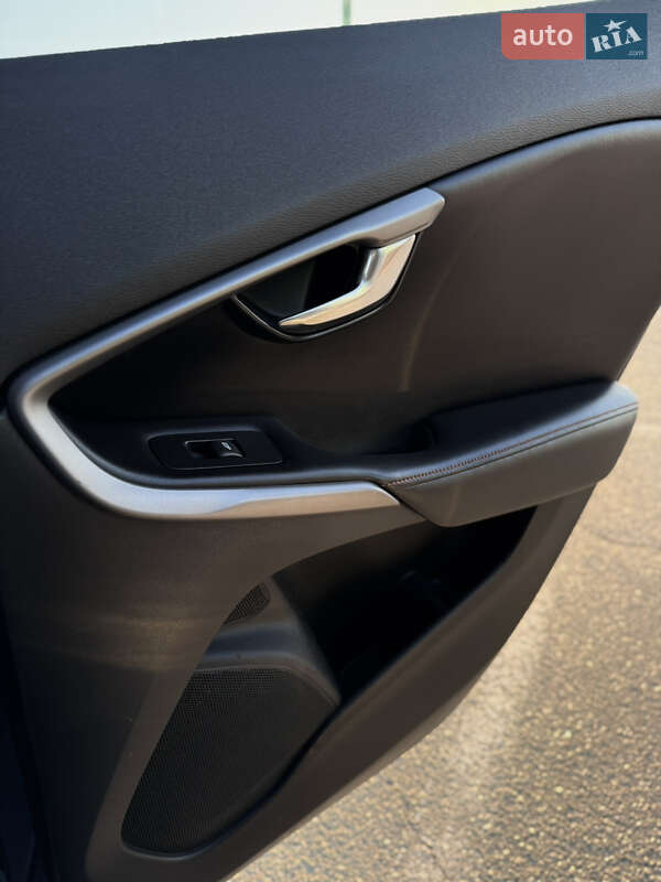 Хэтчбек Volvo V40 2014 в Киеве