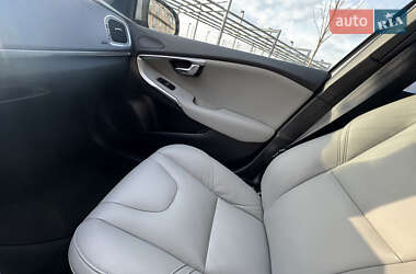 Хэтчбек Volvo V40 2017 в 