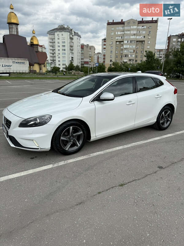 Хэтчбек Volvo V40 2015 в 