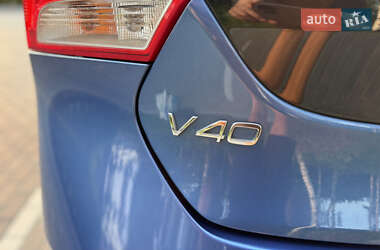 Хэтчбек Volvo V40 2017 в 