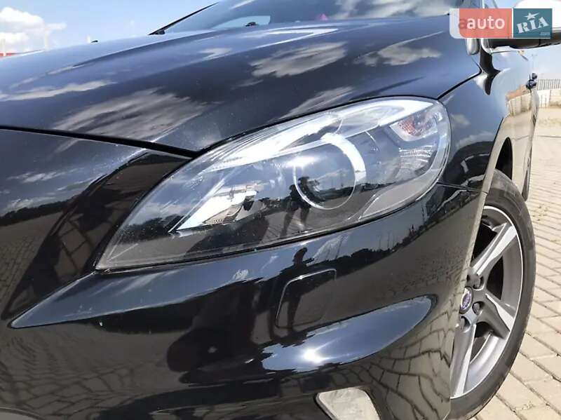 Хэтчбек Volvo V40 2015 в Львове