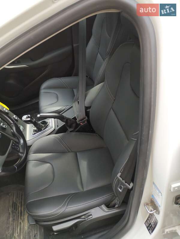 Хэтчбек Volvo V40 2014 в Киеве