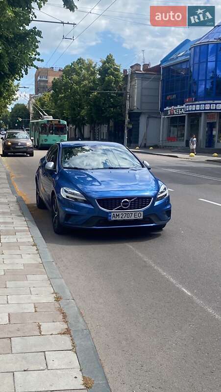 Хэтчбек Volvo V40 2017 в 
