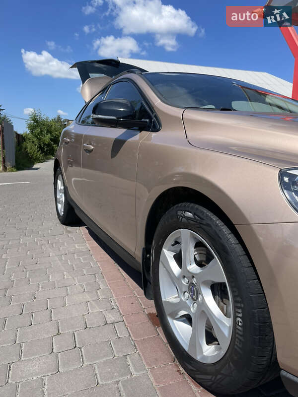 Хэтчбек Volvo V40 2015 в Львове