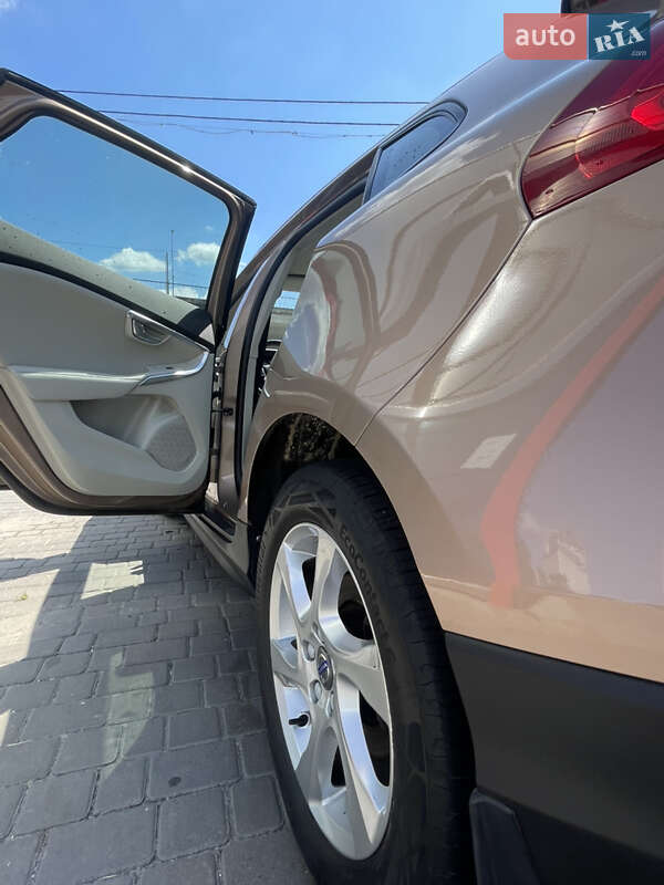 Хэтчбек Volvo V40 2015 в Львове