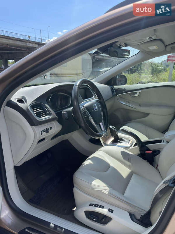 Хэтчбек Volvo V40 2015 в Львове