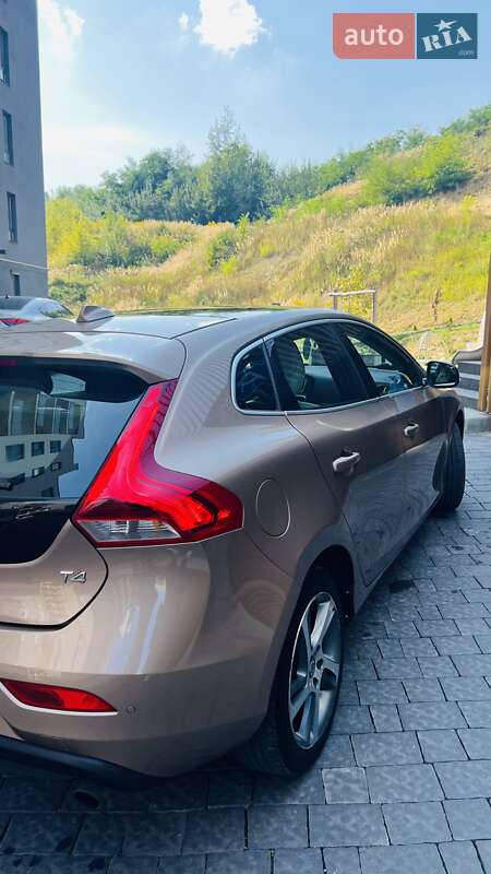 Хэтчбек Volvo V40 2016 в Львове