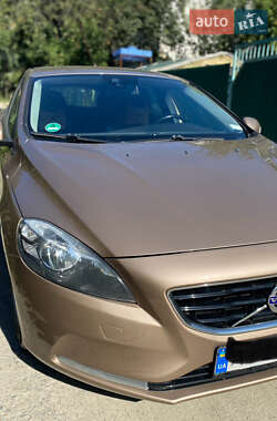 Хетчбек Volvo V40 2014 в 