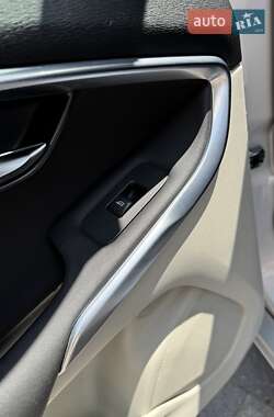 Хэтчбек Volvo V40 2013 в 
