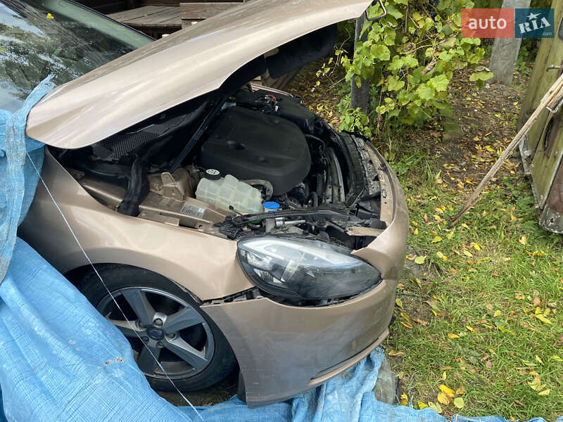 Хэтчбек Volvo V40 2015 в Бродах