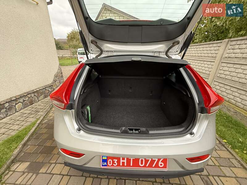 Хэтчбек Volvo V40 2014 в Луцке