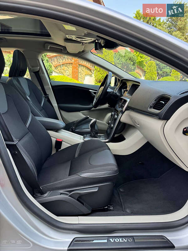 Хэтчбек Volvo V40 2013 в Львове