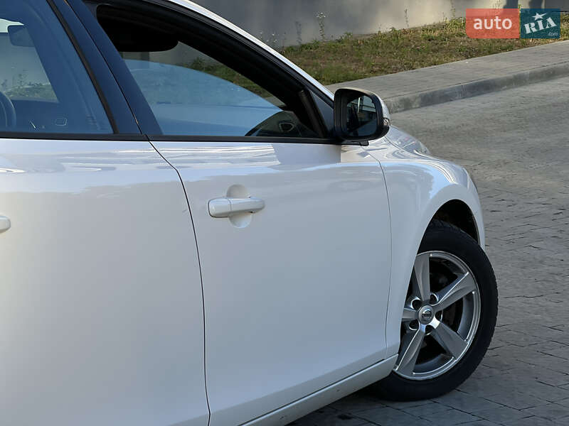 Хетчбек Volvo V40 2017 в Новояворівську фото 11 Хетчбек Volvo V40 2017 в Новояворівську