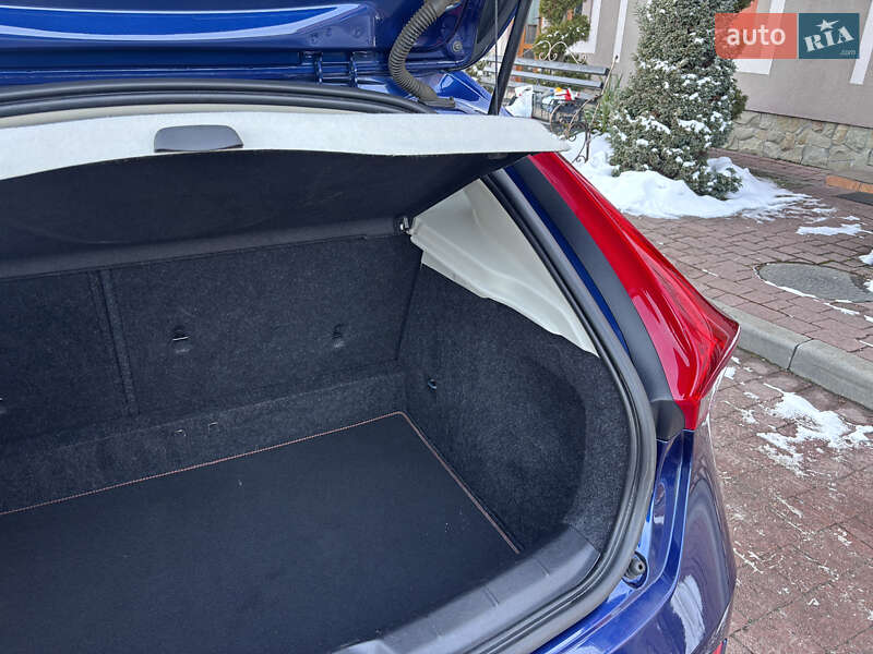 Хетчбек Volvo V40 2015 в Стрию