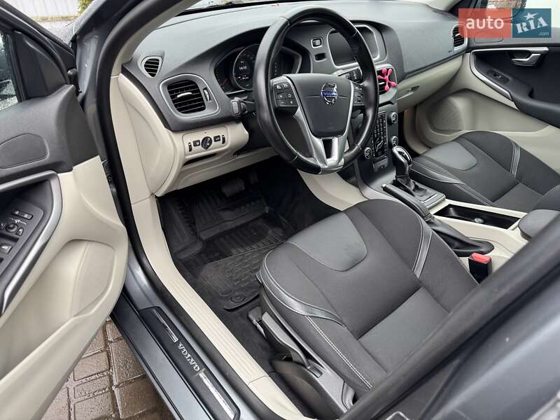 Хетчбек Volvo V40 2016 в Радивиліві