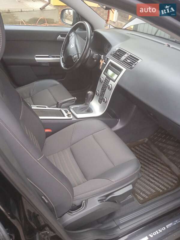 Універсал Volvo V50 2010 в Чернівцях