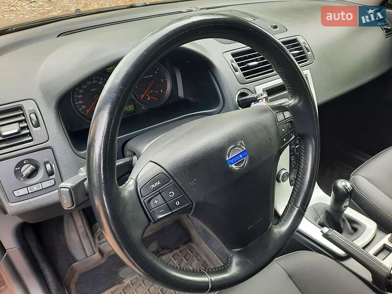 Універсал Volvo V50 2010 в Полтаві