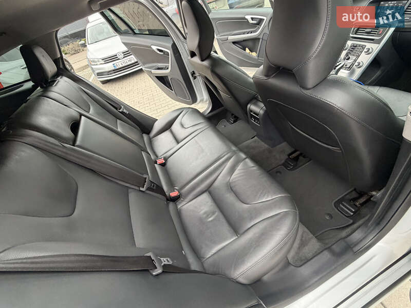 Універсал Volvo V60 Cross Country 2017 в Києві фото 31 Універсал Volvo V60 Cross Country 2017 в Києві