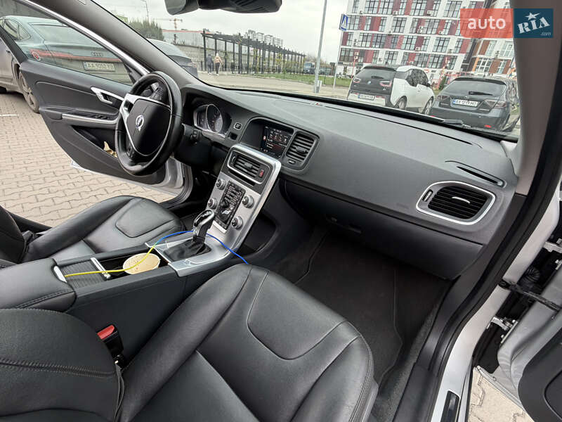 Універсал Volvo V60 Cross Country 2017 в Києві фото 35 Універсал Volvo V60 Cross Country 2017 в Києві