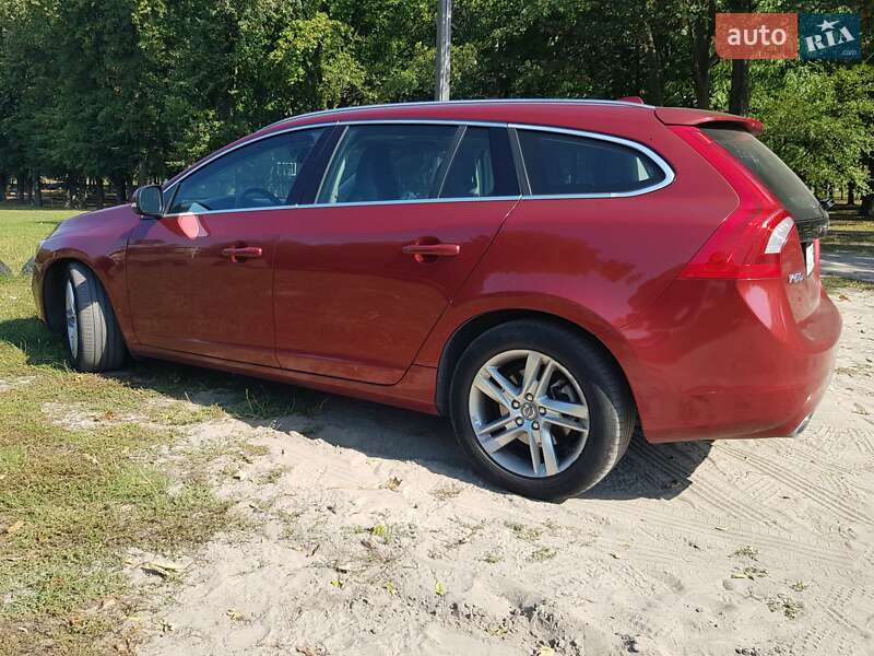 Универсал Volvo V60 2014 в Вишневом