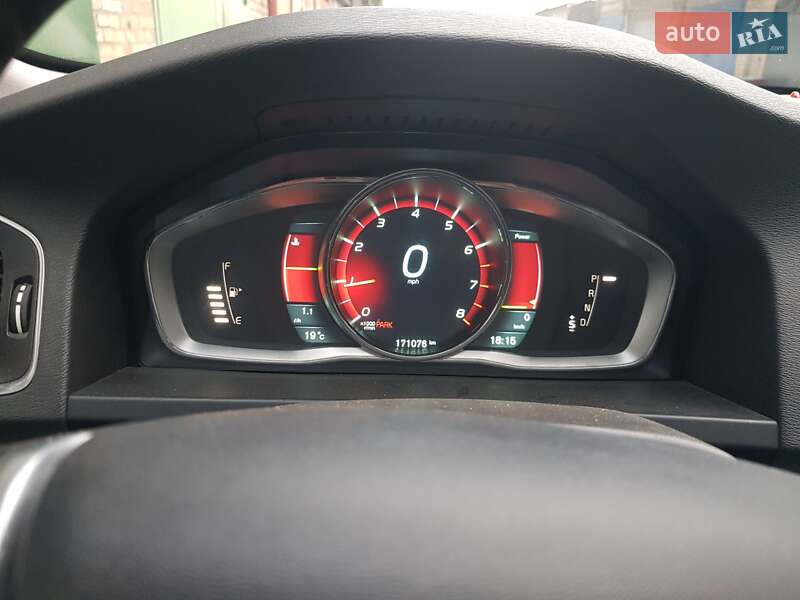 Универсал Volvo V60 2014 в Вишневом