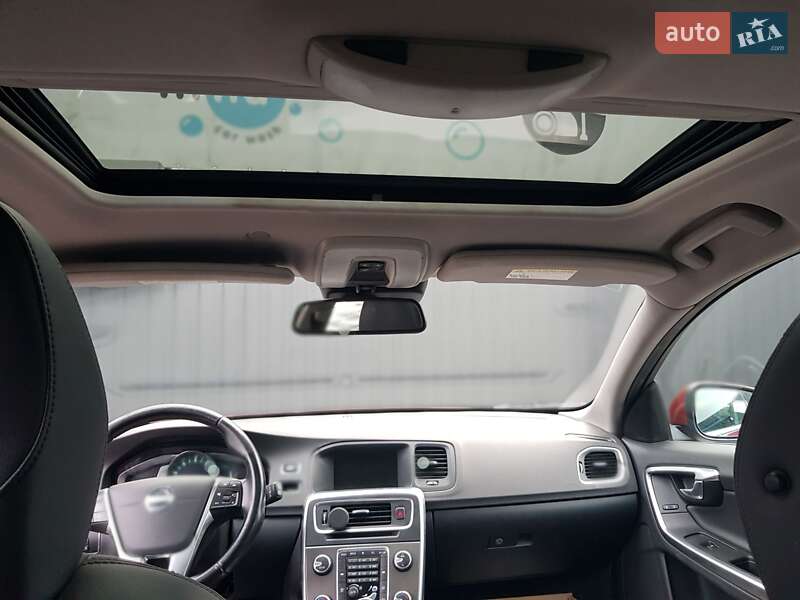Универсал Volvo V60 2014 в Вишневом