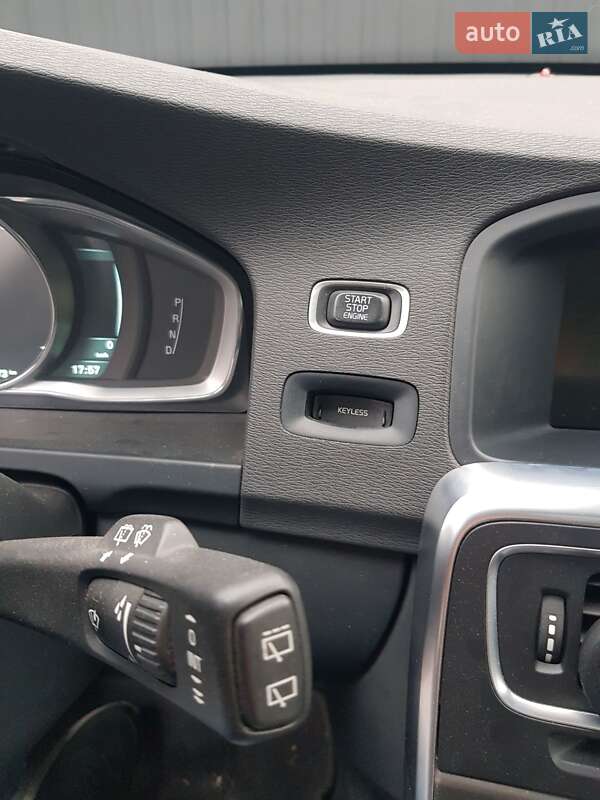 Универсал Volvo V60 2014 в Вишневом
