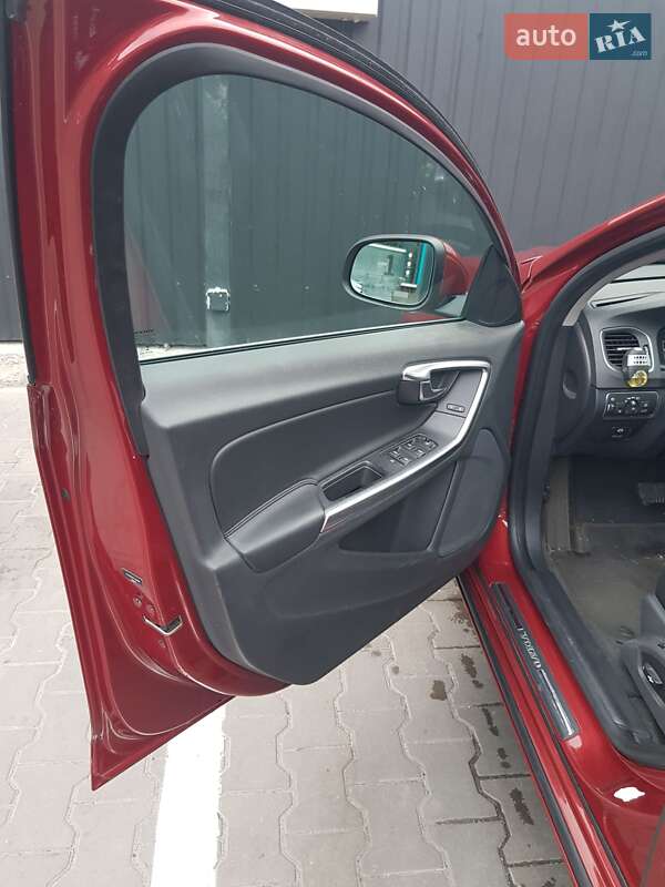 Универсал Volvo V60 2014 в Вишневом