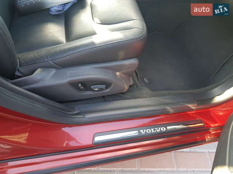 Универсал Volvo V60 2014 в Вишневом