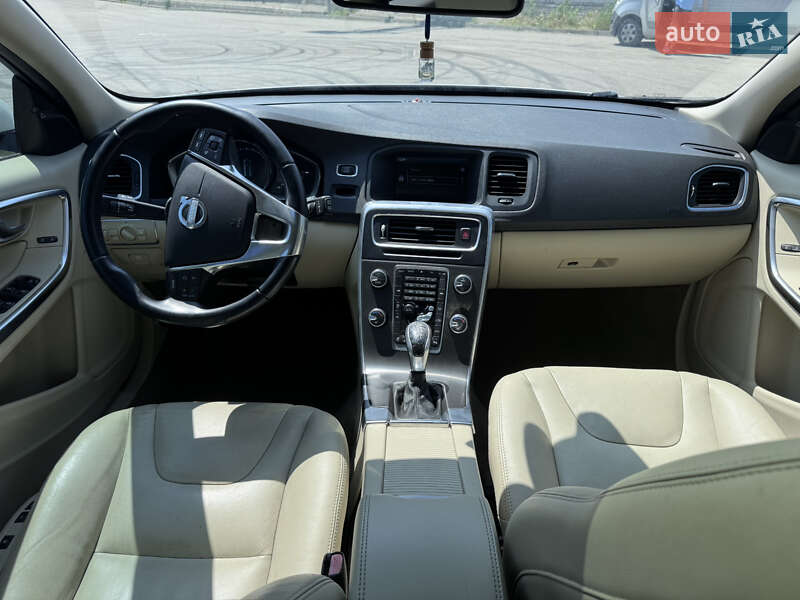 Универсал Volvo V60 2015 в Киеве