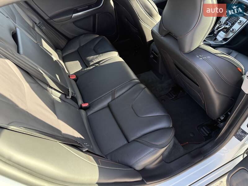 Универсал Volvo V60 2015 в Бродах фото 86 Универсал Volvo V60 2015 в Бродах
