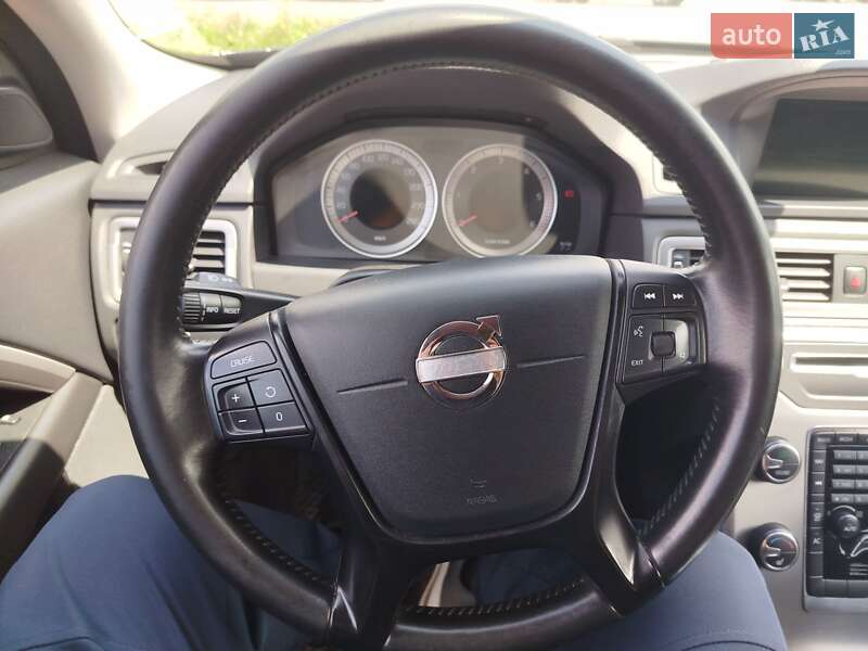 Универсал Volvo V70 2011 в Нововолынске