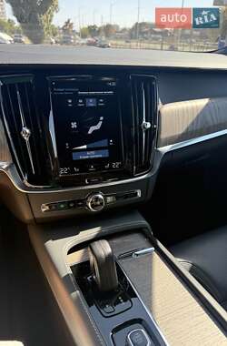 Универсал Volvo V90 Cross Country 2020 в 