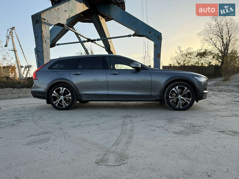 Универсал Volvo V90 Cross Country 2018 в Киеве