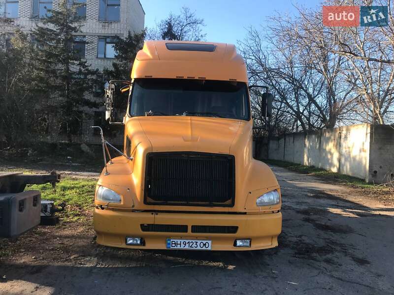 Тягач Volvo VNL 670 2002 в Великодолинському