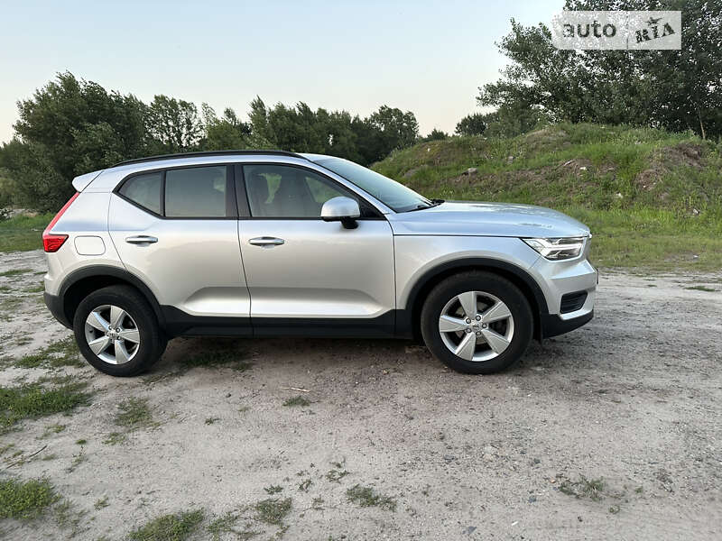 Внедорожник / Кроссовер Volvo XC40 2018 в 