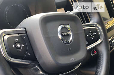 Внедорожник / Кроссовер Volvo XC40 2020 в 