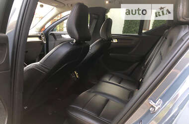 Внедорожник / Кроссовер Volvo XC40 2020 в 
