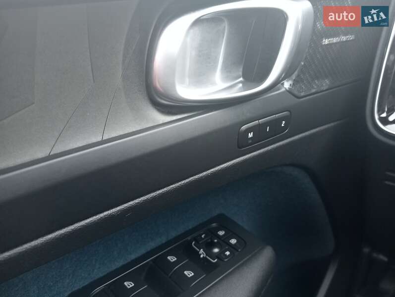 Внедорожник / Кроссовер Volvo XC40 2023 в Ровно