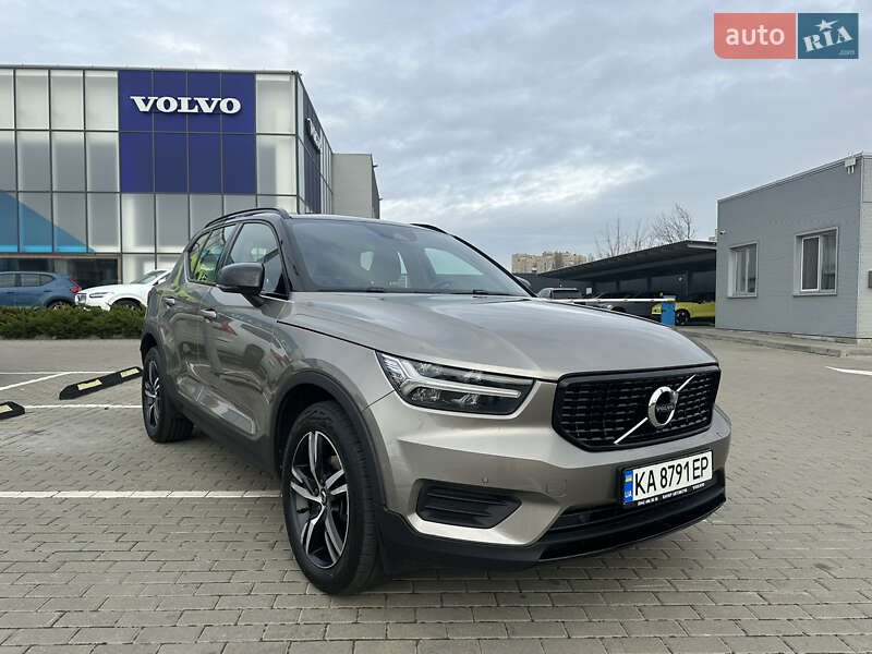 Внедорожник / Кроссовер Volvo XC40 2021 в 