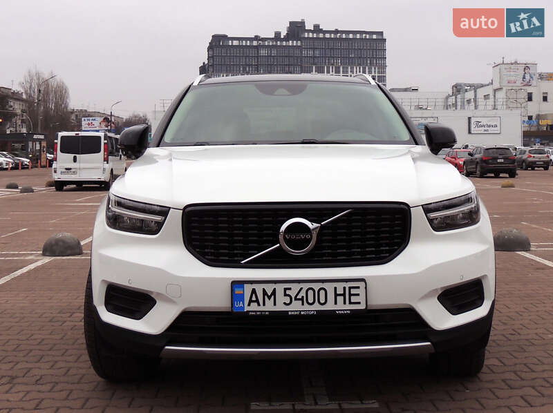 Позашляховик / Кросовер Volvo XC40 2020 в 