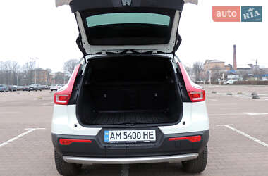 Позашляховик / Кросовер Volvo XC40 2020 в 