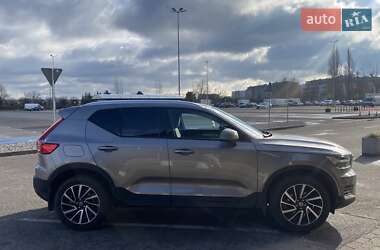 Внедорожник / Кроссовер Volvo XC40 2021 в 