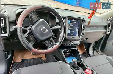 Позашляховик / Кросовер Volvo XC40 2019 в 