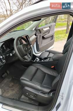 Внедорожник / Кроссовер Volvo XC40 2023 в 